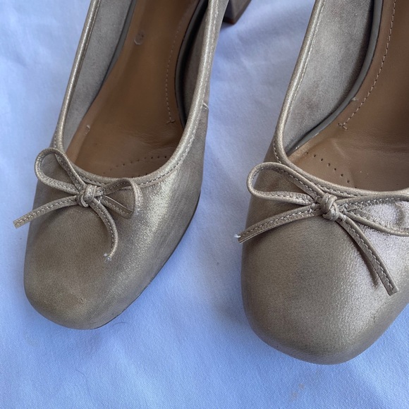 Clarks Artisan Gold Suede Bow Block Heel 9.5 - Picture 2 of 8